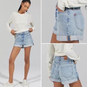 BDG High-Waisted Mom Short – Light Blue Wash